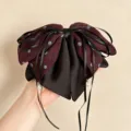 Detailaufnahme der französischen Retro-Punkte-Schleifen-Haarkralle mit schwarzen Bändern. - Pferdeschwanz Haarkralle (321) / Retro Rot Punktmuster
