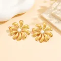 Boucles d'oreilles clous fleur plaqué or avec perle centrale, bijoux élégants femme. - Boucles d'Oreilles (E01260) / Perle Artificielle (E01260)