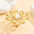 Bague fleurie dorée surdimensionnée avec perle centrale, anneau réglable en acier. - Bague (J03339) / Perle Artificielle (J03339)