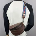 Borsa a tracolla casual in pelle marrone da uomo e donna con ampia tracolla etnica colorata - Marrone scuro