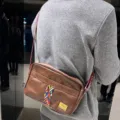 Borsa a tracolla vintage da uomo in pelle morbida con tracolla tessuta colorata etnica - Marrone scuro