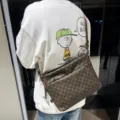 Sac bandoulière à carreaux décontracté pour homme élégant sac de messager pour voyage. - Café