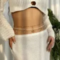 Mehrlagige Taillenkette Bodychain aus filigranem Goldmetall, weißen Perlen und süßen Münzen. - Rundes Stück Saatperlen Stil
