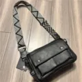 Elegante borsa a tracolla in ecopelle nera con ampia tracolla geometrica alla moda. - Nero 62