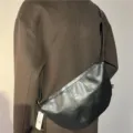 Borsa a tracolla a mezzaluna in pelle PU nera da uomo, borsa vintage casual per pendolari. - Nero
