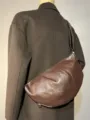 Borsa a tracolla marrone in pelle PU da uomo, borsa a mezzaluna vintage per pendolari. - Marrone scuro