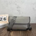 Dettaglio della borsa a tracolla casual in pelle con cinturino regolabile e belle finiture. - 5 Pollici / Verde e Nero