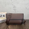 Primo piano di borsa a tracolla vintage marrone in morbida pelle con cinturino regolabile. - 5 Pollici / Marrone e Nero