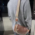 Borsa a tracolla uomo in morbida pelle casual borsa a spalla con tracolla a righe vista principale - Marrone scuro