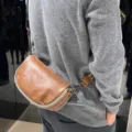 Borsa a tracolla casual da uomo in pelle morbida con cuciture a contrasto eleganti. - Marrone chiaro