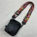 Borsa a tracolla verticale da uomo alla moda con ampia tracolla colorata, casual. - Nero 24