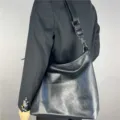 Elegante borsa a tracolla in pelle nera da uomo grande capacità borsa shopper casual. - Nero