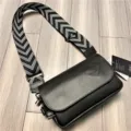 Borsa a tracolla nera da uomo, borsa casual alla moda con bretella geometrica. - Nero