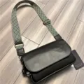 Borsa a tracolla elegante da uomo in pelle nera con ampia tracolla tessuta verde uso - Nero