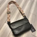 Borsa a tracolla nera casual con tracolla larga con motivo per un uso quotidiano. - Nero 63