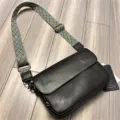 Borsa a tracolla nera in pelle da uomo con ampia cinghia intrecciata verde e bianca. - Nero 64