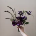 Gros plan détaillé du bouquet de fleurs artificielles violettes avec de belles clématites. - Bouquet Seul