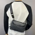 Sac bandoulière à carreaux pour homme avec rabat noir et sangle réglable pour le style. - Noir