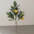 Vista dettaglio ramo di limone artificiale, pianta verde finta per decorazione d'interni. - Ramo di Limone Corto / 46cm
