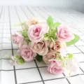 Primo piano dettaglio bouquet di rose di seta artificiale, decorazione floreale rosa e champagne. - Viola rosato