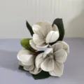 Vue détaillée du bouquet de fleurs de magnolia artificielles en EVA avec des pétales réalistes. - Gris clair