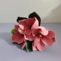 Vue détaillée du bouquet de fleurs de magnolia artificielles en EVA à 4 têtes pour la déco. - Vieux rose