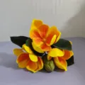 Détail du bouquet de fleurs de magnolia artificielles aux pétales dégradés jaune orange. - Jaune d'or