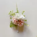 Vista ravvicinata dettagliata del fiore artificiale rosa e bianco per decorazione. - Corsage