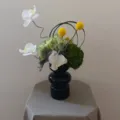 Bouquet de fleurs artificielles de luxe moderne arrangement avec vase noir pour déco maison - Fleur + Vase en Verre Noir (Hauteur 17cm)