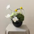 Gros plan de fleurs artificielles, arrangement de bouquet décoratif moderne dans un vase noir. - Fleur + Vase en Verre Noir (Hauteur 10cm)