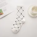 Damen Freizeit Langsocken weiss mit schwarzen Sternen Mond Muster suesse Beinkleidung - Einheitsgröße / Weiß Stern Mond