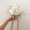 Bouquet de mariée en roses artificielles blanches avec ruban de jute pour mariage photo. - Rose Bouquet