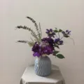 Bouquet de fleurs artificielles violettes dans un vase en céramique grise déco. - Fleur + Vase 2 (Hauteur 15cm)