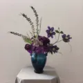 Détail en gros plan d'un bouquet de fleurs artificielles violettes dans un vase en verre. - Fleur + Vase 3 (Hauteur 16cm)
