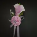 Detaillierte Nahaufnahme der helllila künstlichen Calla und rosa Dahlien Armblume. - Handgelenkblume Stil B