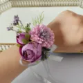 Primer plano de corsé de muñeca de flores artificiales moradas con cinta de boda. - Corsage de Muñeca XH084-4