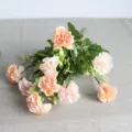 Vista dettagliata del bouquet di fiori di garofano artificiale per oggetti di scena. - Rosso rosa