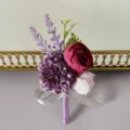 Vista detallada del ojal de flor artificial morada con cinta para traje de boda. - Botonier XH084-2