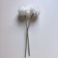 Primer plano de tallos de flores artificiales blancas, ideal para decoración y fotografía. - Crisantemo Pompon (2 Tallos)
