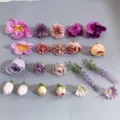 Vue détaillée en gros plan de têtes de fleurs artificielles mauves pour bricolage. - 21 Pièces (Diamètre 2-9cm) / Violet