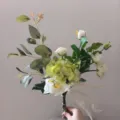 Détail de bouquet de fleurs artificielles blanc et vert, eucalyptus et roses, déco de maison. - Bouquet Seul