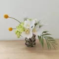 Bouquet de fleurs artificielles orchidée blanche et hortensia verde en vase de verre. - Bouquet avec Vase