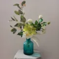 Bouquet de fleurs artificielles blanc vert avec vase en verre sarcelle détail pour déco intérieur. - Fleur + Vase en Verre Bleu