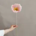 Dettaglio squisito di fiore di papavero artificiale, decorazione d'interni in velluto. - Rosa Opale