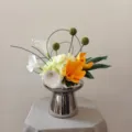 Bouquet de fleurs artificielles avec vase en argent métallique pour décoration de table. - Bouquet + Vase 2