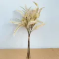 Vue détaillée d'un bouquet d'eucalyptus artificiel avec de longues feuilles et de petites baies. - Hauteur 45cm / Beige