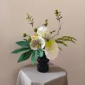 Vue détaillée d'un bouquet de fleurs artificielles luxueux dans un vase noir pour la déco. - Bouquet + Vase 4