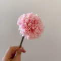Vista ravvicinata di crisantemo artificiale in seta rosa per decorazione d'interni. - Rosa chiaro
