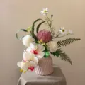 Détail de bouquet de fleurs artificielles exquis avec orchidées en vase céramique. - Bouquet + Vase 1