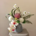 Vue détaillée d'un arrangement de fleurs artificielles en vase céramique, déco. - Bouquet + Vase 2